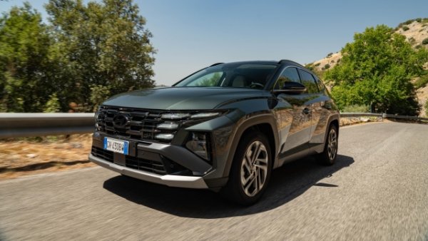 С премиера през 2004 година, за своите 20 години живот моделът даде четири различни поколения, които се продадоха в милиони бройки по целия свят. Последното дебютира през 2020 г. и наскоро беше леко актуализирано. Този SUV е с дължина 4500 мм, ширина 1865 мм и височина 1650 мм, с междуосие от 2680 мм. Естетиката се характеризира с LED фарове, вмъкнати в предната решетка. Товароносимостта на багажника варира от 546 литра при бензиновите меки хибриди до 616 при пълния хибрид. 
В допълнение към модерното и технологично купе, пространството на борда и различните системи Adas - Tucson се отличава и с богата гама двигатели, напълно електрифицирани.

Можете да избирате между различни бензинови хибридни системи: 48 V мек хибрид, с 1.6 турбо 150 к.с., също и с роботизирана скоростна кутия с двоен съединител; пълен хибрид с 1.6 мотор, комбиниран с електрически агрегат, за 230 к.с. комбинирани и автоматична скоростна кутия;  plug-in с акумулаторна батерия и общо 265 к.с.